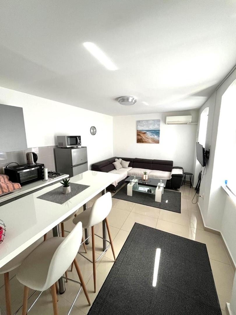 City Centre Apartment With Terrace 2 Pula Exteriör bild